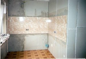 Треба клеїти шпалери за кухонним гарнітуром: кілька рекомендацій по підготовці стін перед установкою гарнітура.