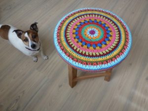 В'язання гачком накидки на стільці і табурет: сидіння на табурет і чохли на стільці гачком зі схемами та описом