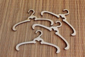 Як зробити вішалку для ляльок: вибір матеріалів, дизайну, збірка