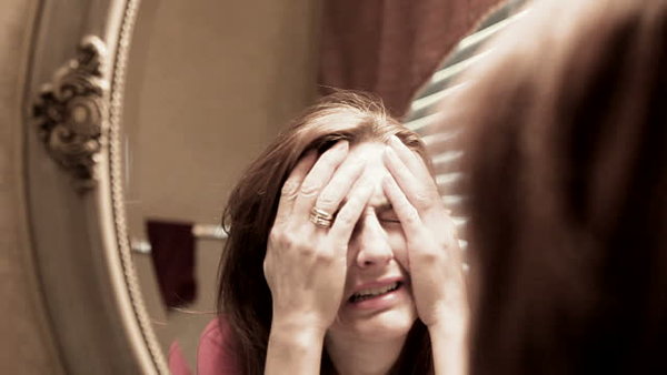 Чому не можна дивитися в дзеркало, коли плачеш: прикмети і звичаї