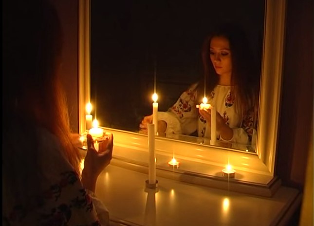 Чому не можна дивитися в дзеркало вночі: прикмети і повір'я