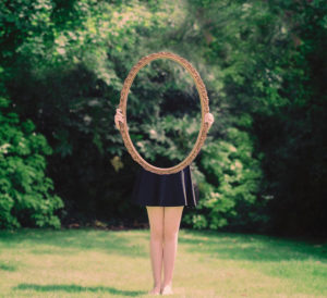 Старе дзеркало: як від нього правильно позбутися