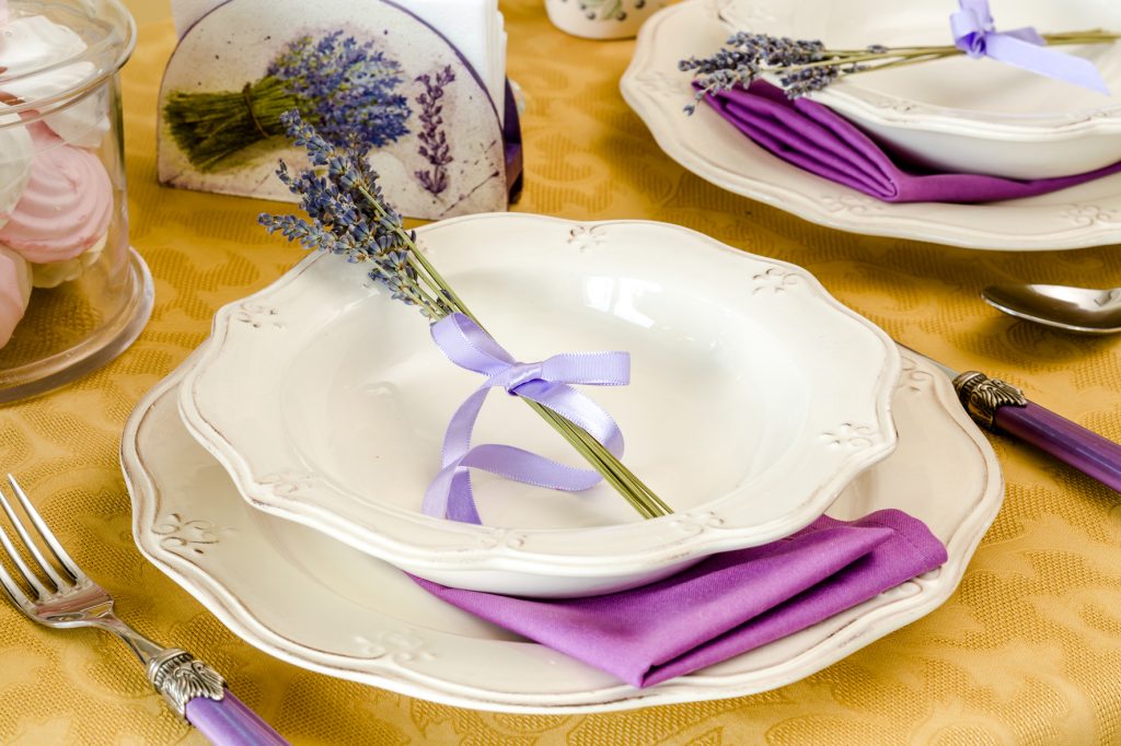 Навіщо потрібна тарілка під тарілку: як користуватися підстановкою