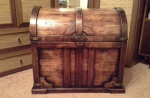 Скриня своїми руками з дерева: інструменти і матеріали, креслення скрині з плоскою кришкою, декоративний скриню під старовину своїми руками, декор у піратському стилі.