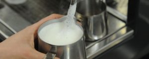 Як збивати молоко в кавомашині (правильно) — інструкція