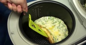 Чому в мультиварці пригорає їжа: причини проблеми і її усунення