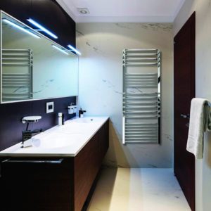 Перенесення рушникосушки на іншу стіну: електричного, водяного, загальні рекомендації.