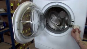 Як відкрити люк пральної машини Індезіт?