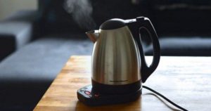 Чому утворюється накип у чайнику: з чого складається накип, причини її появи, чому треба боротися з накипом в чайнику.