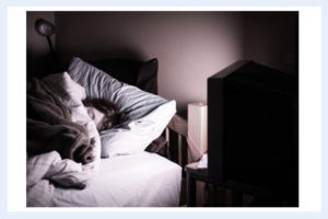 Чи шкідливо спати при включеному телевізорі?