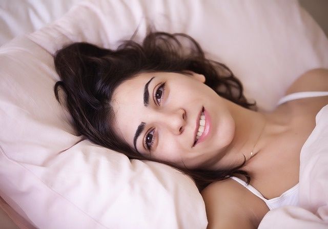 Чи можна спати в лінзах: думка фахівців, наслідки