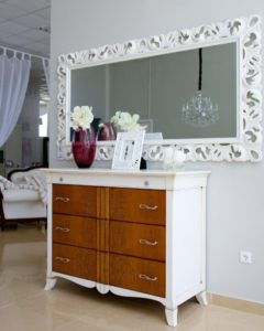 Що поставити на комод: як можна красиво прикрасити комод для спальні.